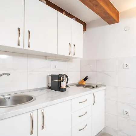 Apartment Lores *