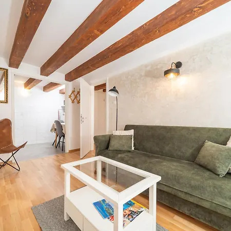 Apartment Lores